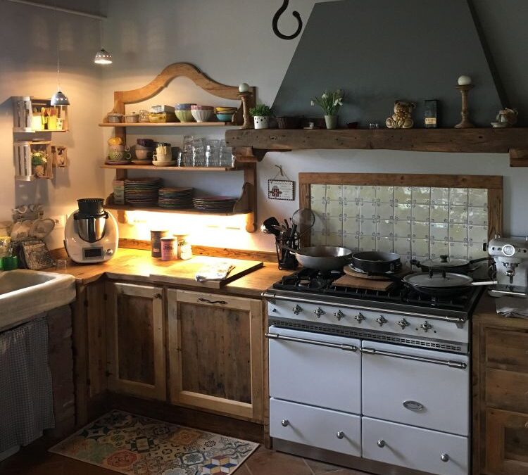 Cucina abete antico, costruzione artigianale su misura e progetto