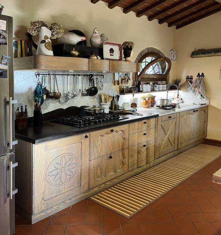 Cucina in legno di castagno country, realizzazione artigianale con ante personalizzate su progetto e misura