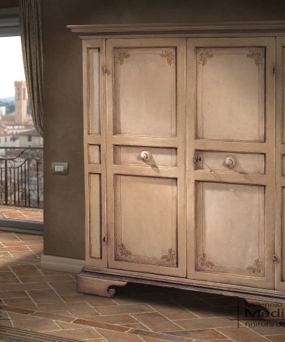 Armadio a due ante decorato, costruito artigianalmente, fedele riproduzione dell'epoca, con decorazioni floreali.