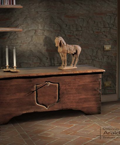 Cassapanca da ingresso o da fondo letto, in legno, frontale liscio con incisione intaglio fatto a mano e chiusura a chiave.