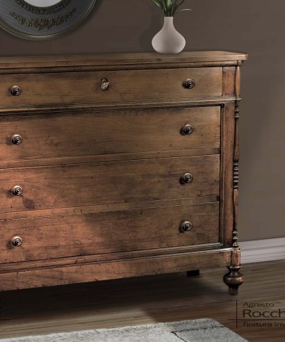 Cassettone da camera da letto oppure da zona giorno, in legno massello con quattro cassetti, finitura invecchiata.
