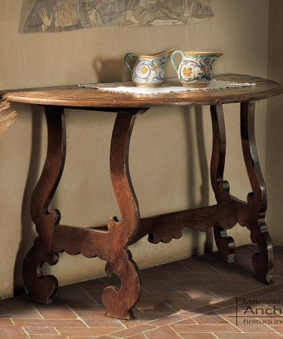 Una consolle da ingresso con gambe a lira in posizione inclinata, una riproduzione ricercata sui libri antichi dell'epoca.