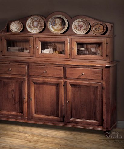 Mobile credenza con alzata, parte sotto con tre ante e tre cassetti, parte sopra con tre ante a vetro e piattaia.