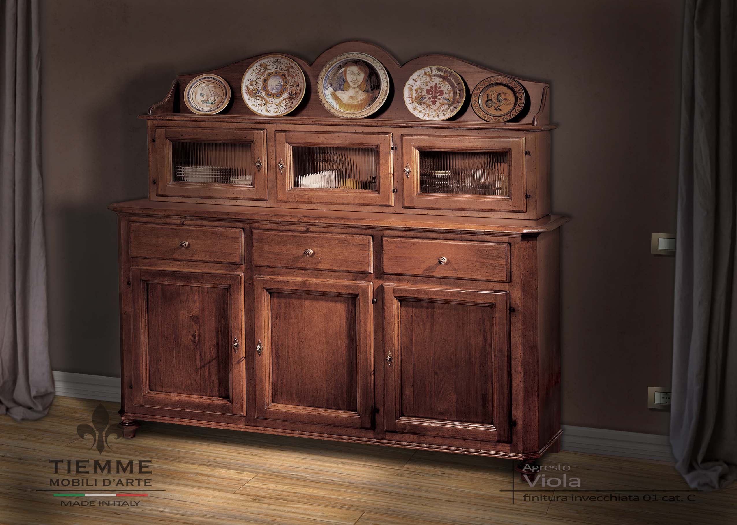 Credenza con alzata ante a vetro e piattaia, Viola Mobile credenza con alzata, parte sotto con tre ante e tre cassetti, parte sopra con tre ante a vetro e piattaia.