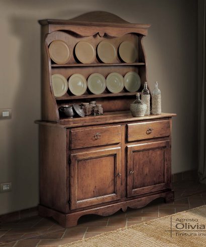 Credenza con due ante e due cassetti, alzata con mensole per esposizione piatti a vista frontale.