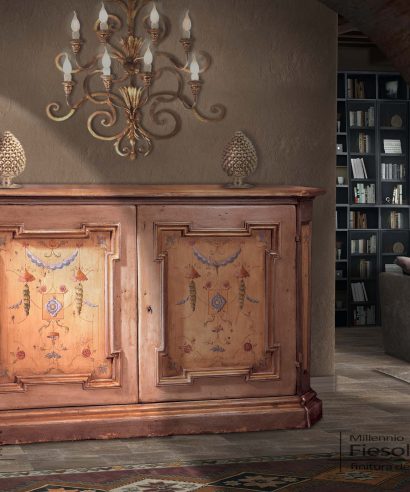 Credenza con due ante e laterali scantonati e incorniciati, particolare il disegno originale delle cornici delle ante, finitura decorata a mano con grottesca.
