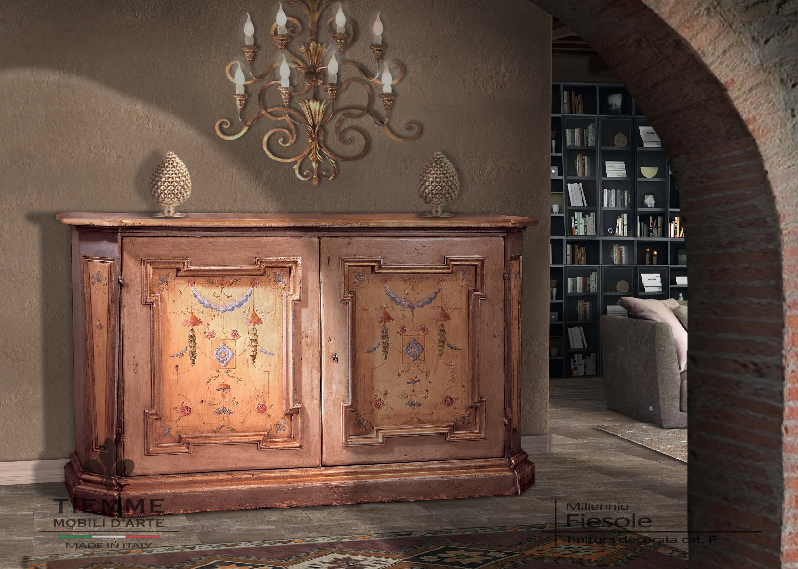 Credenza con decorazioni grottesche fatte a mano, Fiesole. Credenza con due ante e laterali scantonati e incorniciati, particolare il disegno originale delle cornici delle ante, finitura decorata a mano con grottesca.