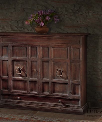 Particolare mobile credenza di grandi dimensioni, con ante e colonne scorniciate e bozza liscia, finitura invecchiata su richiesta e maniglioni in ferro forgiato a mano.