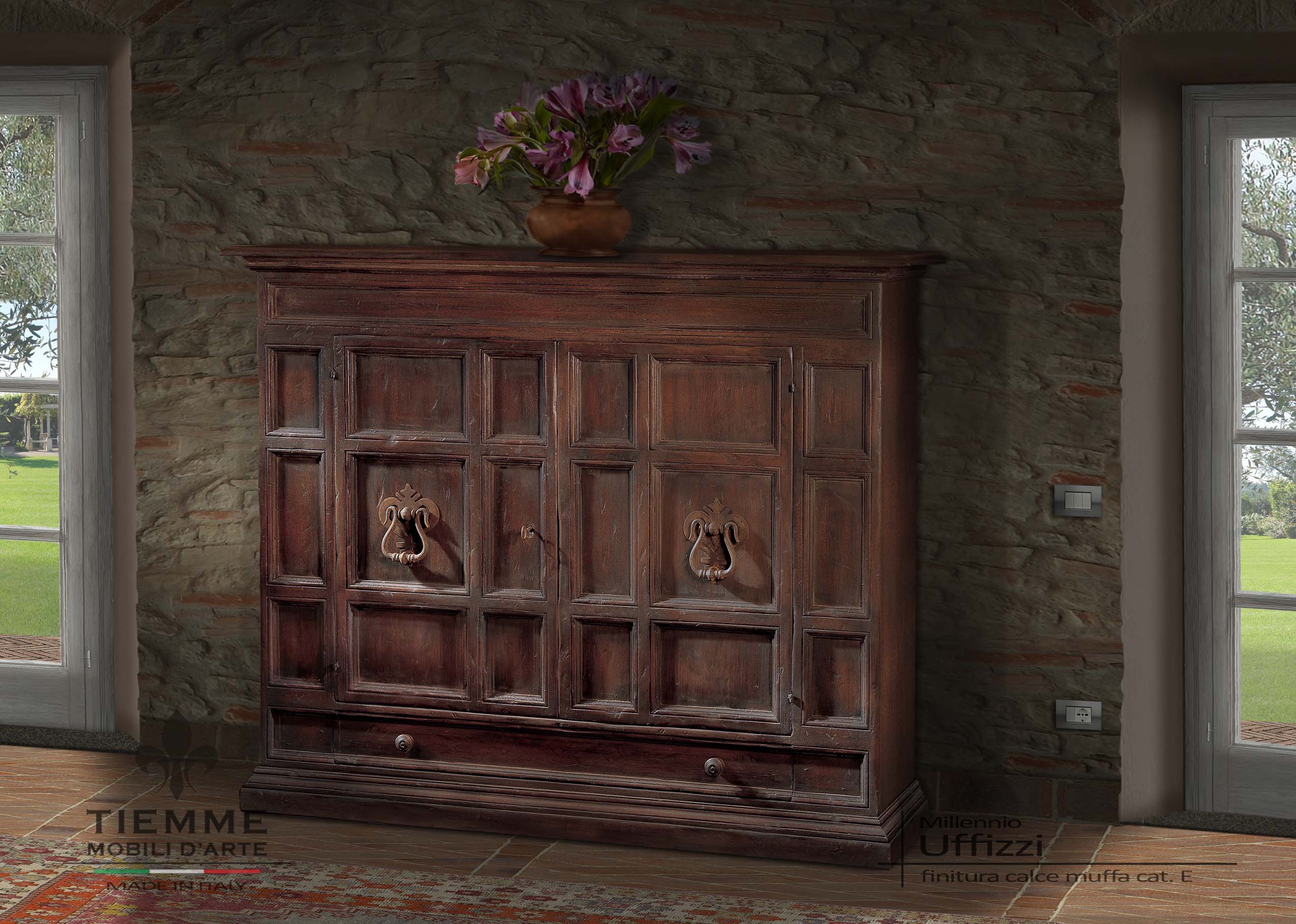 Credenza due ante con maniglioni ferro battuto, Uffizzi. Particolare mobile credenza di grandi dimensioni, con ante e colonne scorniciate e bozza liscia, finitura invecchiata su richiesta e maniglioni in ferro forgiato a mano.
