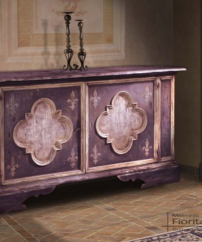 Mobile credenza a due ante finitura colore blu petrolio e decorazioni in avorio consumato, riproduzione mobile antico.