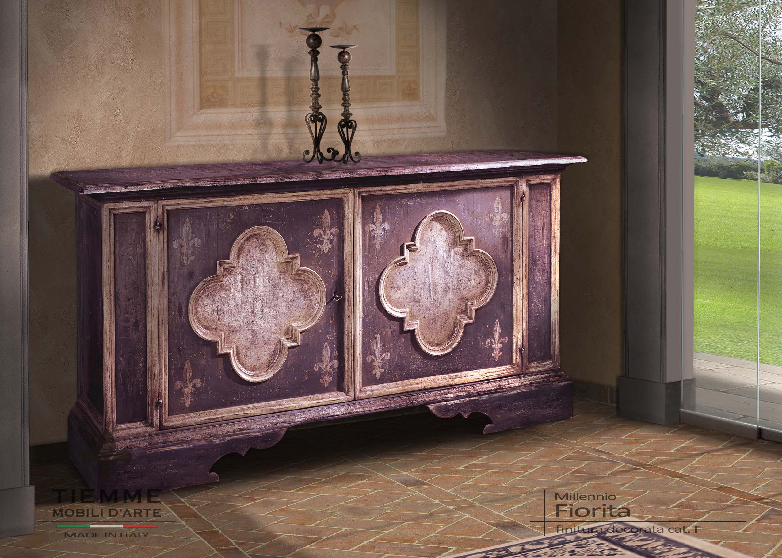 Credenza decorata a mano con argento, Fiorita. Mobile credenza a due ante finitura colore blu petrolio e decorazioni in avorio consumato, riproduzione mobile antico.