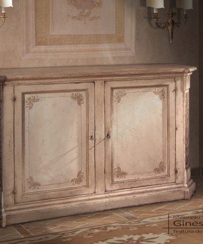 Bellissima credenza scantonata, con laccatura in calce antica panna, avorio e ocra, con decorazioni fatte a mano.