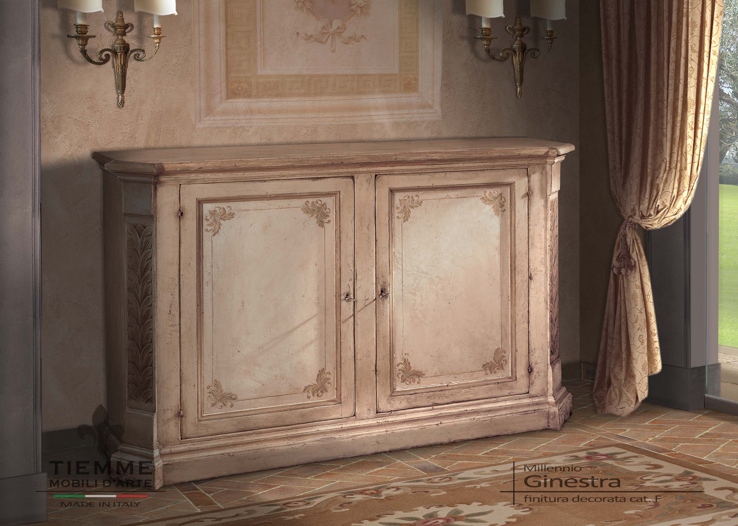Credenza con intaglio e decorazioni floreali su calce antica, Ginestra. Bellissima credenza scantonata, con laccatura in calce antica panna, avorio e ocra, con decorazioni fatte a mano.