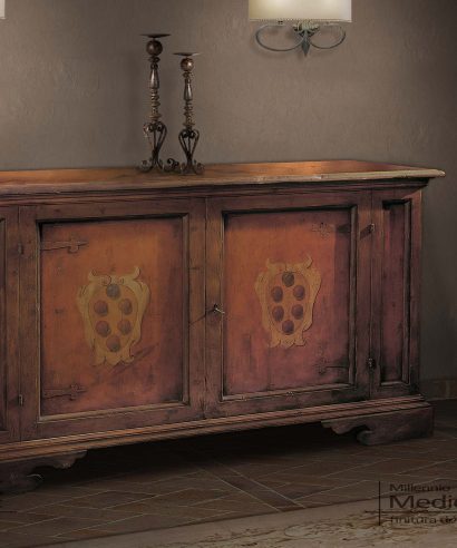 Mobile credenza a due ante, costruita in legno massello, fedele riproduzione del "1400" con decorazione su calce antica stemmi Medicei.