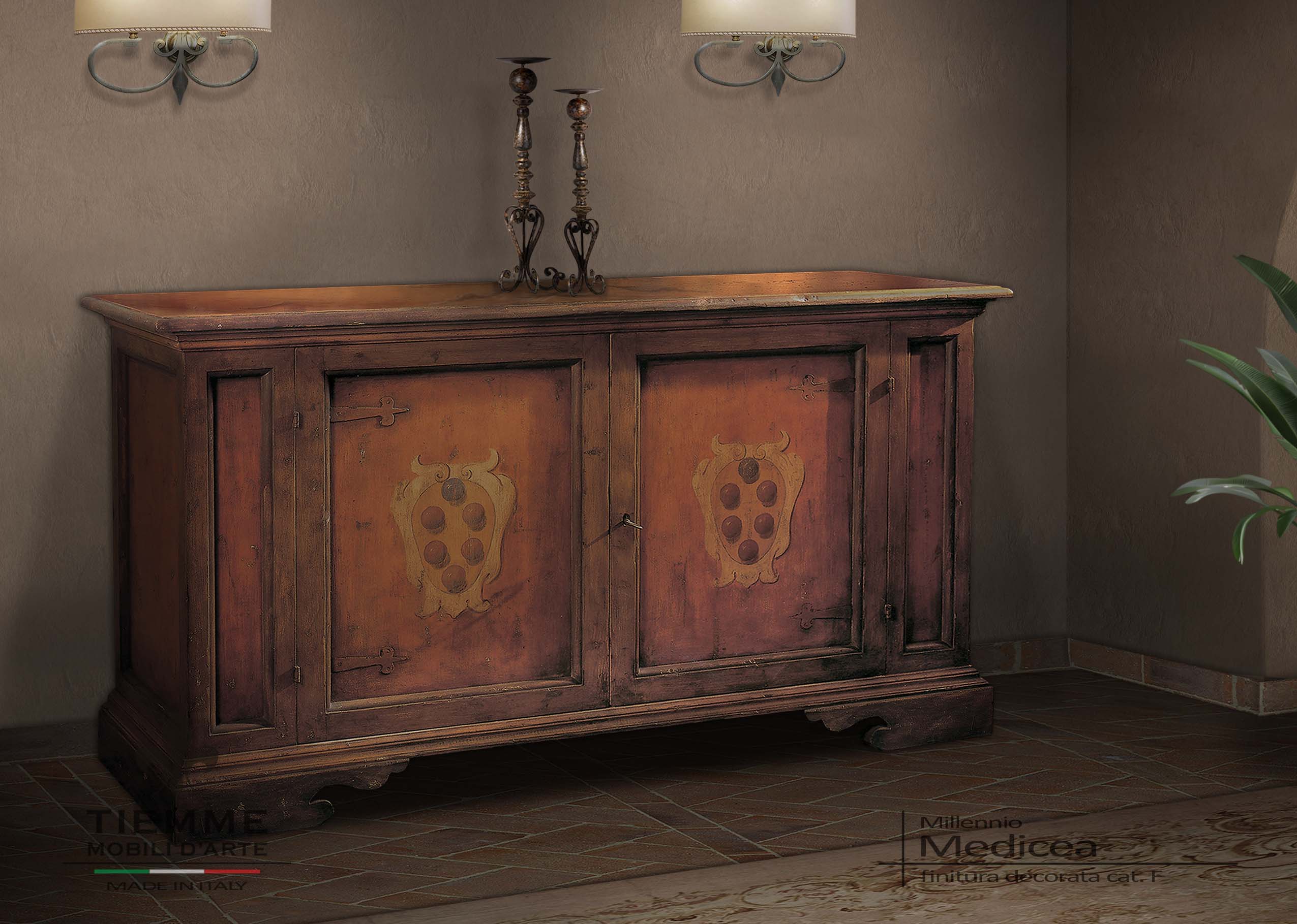 Credenza decorata riproduzione storica, Medicea. Mobile credenza a due ante, costruita in legno massello, fedele riproduzione del "1400" con decorazione su calce antica stemmi Medicei.
