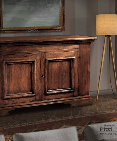 Credenza a due ante con frontale completamente liscio ma caratterizzato da due cornici di forte spessore, costruita anche con misure a richiesta.