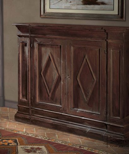 Antica credenza da Sagrestia in legno massello, con due ante con cornici a losanga, realizzabile in qualsiasi misura.