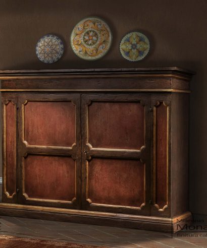 Credenza di grandi dimensioni con due ante e colonne laterali incorniciate, costruita in legno massello con finitura calce antica colorata.