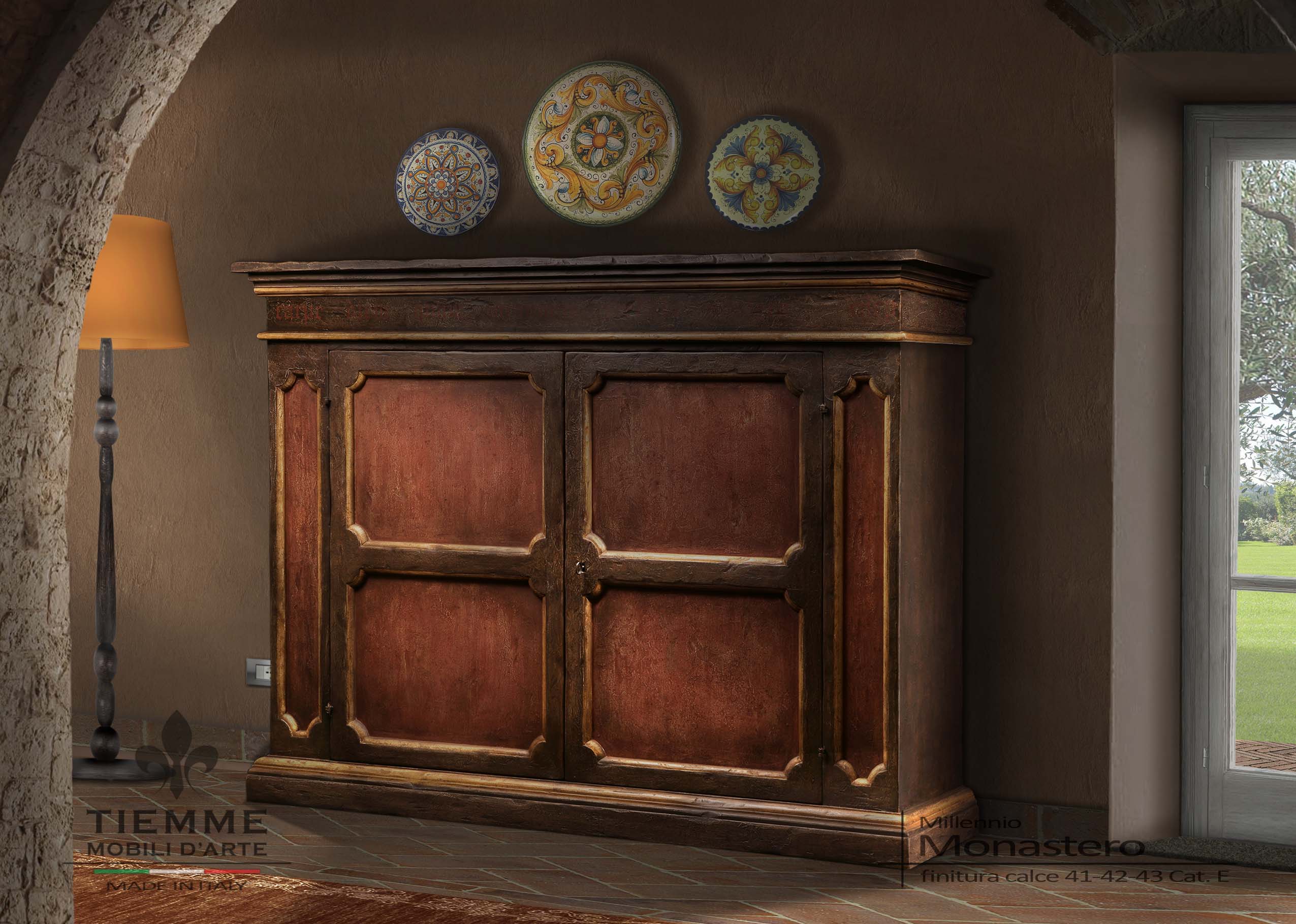 Credenza stile antico decorata calce, Monastero Credenza di grandi dimensioni con due ante e colonne laterali incorniciate, costruita in legno massello con finitura calce antica colorata.