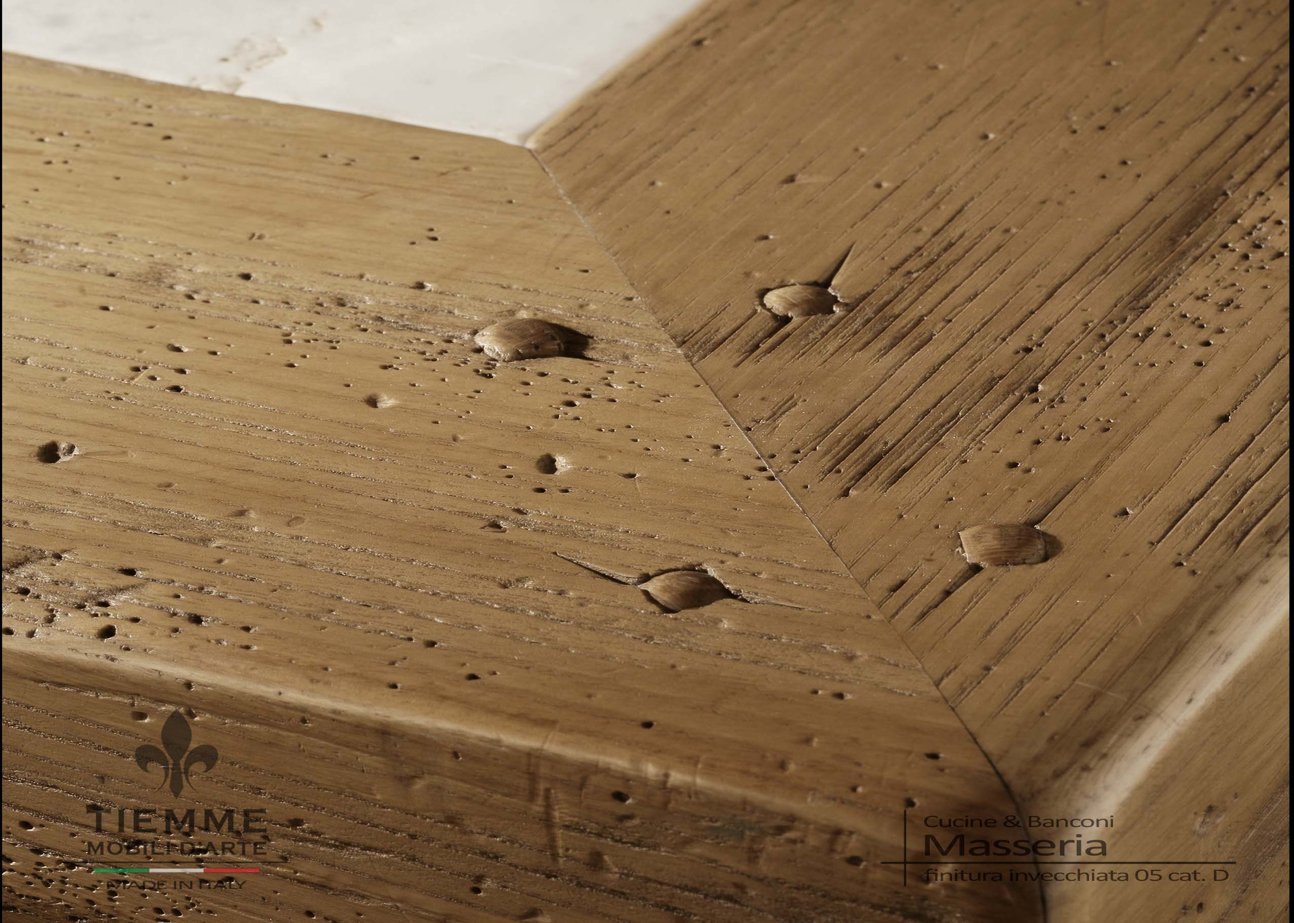 Cucina modello Masseria particolare del piano in legno marmo. Particolare del piano della cucina Masseria a telaio.