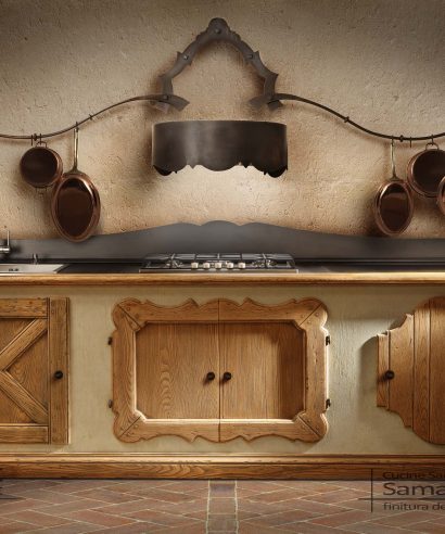 Bancone cucina in legno stile finta muratura, con ante in castagno sagomate e piano e attacca rame in ferro battuto.