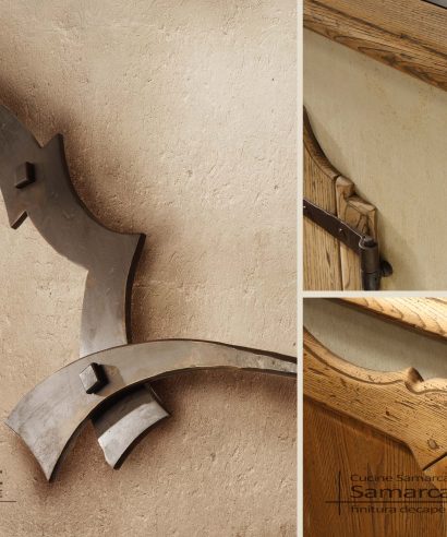 Dettagli della cucina Samarcanda di costruzione artigianale, particolare dell'attacca rame in ferro, le cerniere forgiate e il piano della cucina.