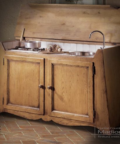 Credenza con cucina a scomparsa costruita in legno massello in stile country vintage.