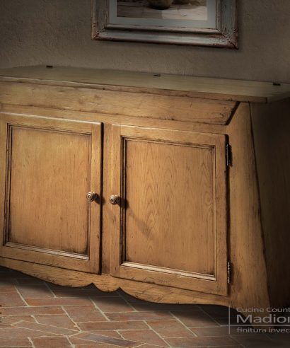Credenza con cucina a scomparsa, piano a ribalta e due ante costruita in legno massello personalizzabile.