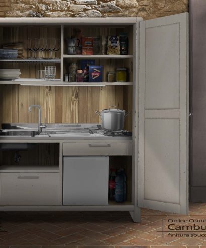 Mobile con cucina interna a scomparsa, due ante in stile country laccato scrostato.