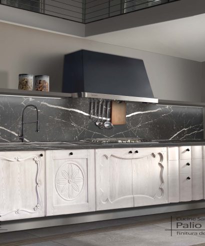 Cucina con ante scolpite nel legno con forme diverse, una composizione che diventa un opera d'arte di uno scenario unico.