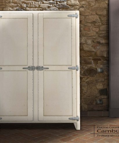 Mobile per cucina country dispensa con due ante laccato scrostato vintage.