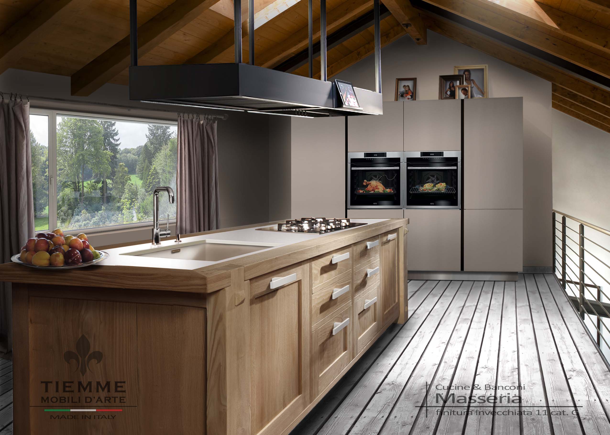 Cucina bancone modello Masseria con colonne moderne. Cucina a isola con piano cottura e lavello, costruita in castagno naturale spazzolato e verniciato trasparente con vernice acrilica dall'effetto neutro.