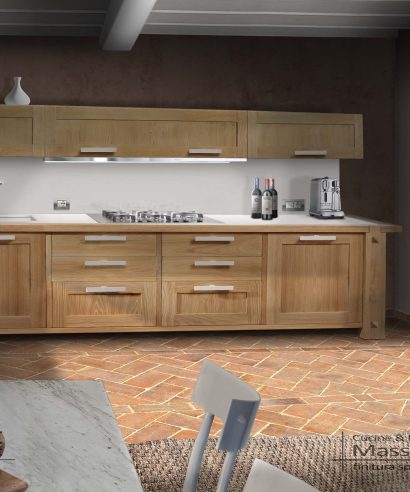 Cucina in legno massello con ante a telaio di forte spessore, sicurezza e personalità garantita per questa composizione dal fascino intramontabile.