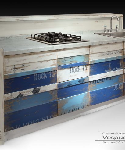 Banco bar e cucina con alzata costruito su disegno con ante tavolate in finitura colori del mare vintage.