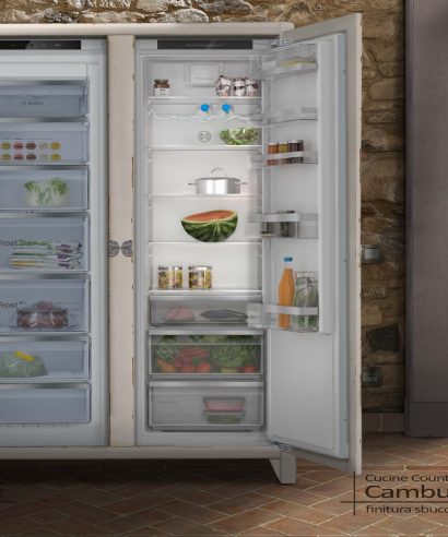 Mobile per frigo e congelatore in legno massello in stile vecchia ghiacciaia.