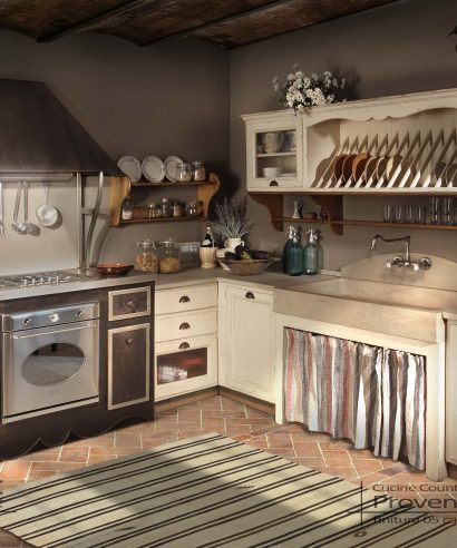 Cucina con ante a telaio in legno massello con laccatura vintage, con pensile piattaia e vetrine stile campagna.