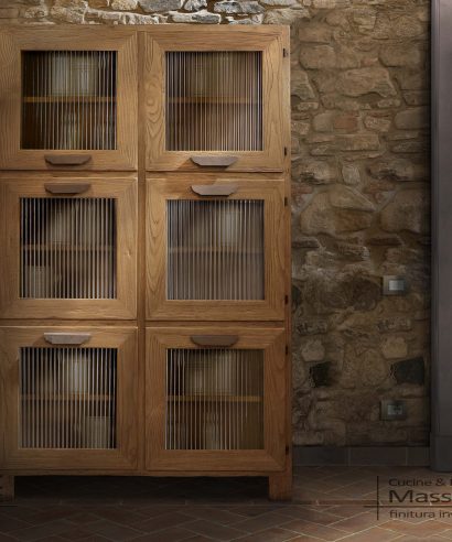 Vetrina con 6 ante a telaio, costruita con legno di castagno massello in finitura invecchiata colore miele.