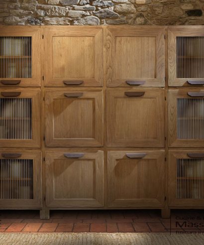 Dispensa Masseria, variante personalizzata con 8 ante a telaio in legno e 6 ante con telaio e vetro cannette semi trasparente.