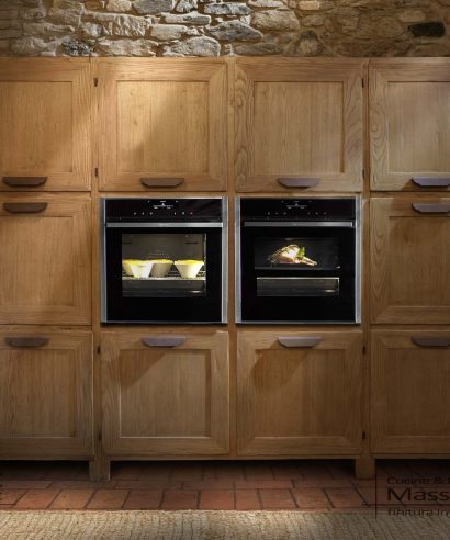Grande dispensa da cucina con 10 ante a telaio, costruita i castagno massello, possibilità di personalizzare con forni frigo o anche a ripiani.