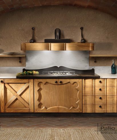 Cucina costruita in castagno massello, con particolari ante una diversa dall'altra, per un effetto d'arredo unico e personale.