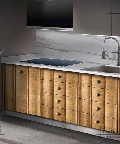 Cucina in legno di frassino costruita artigianalmente su misura, con le ante con la superficie ondulata.