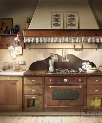 La cucina con tanti accessori, costruita in legno massello con finitura miele vintage, dal sapore antico romantico.