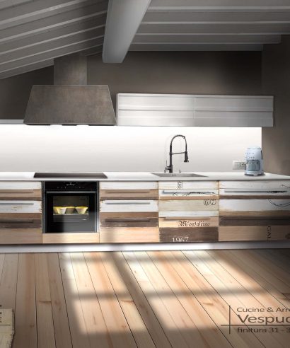 Cucina in legno di frassino o abete vintage con frontali a tavole di colori diversi su tono marrone campagna e scritte consumate vintage.