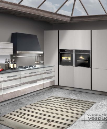 Cucina sobria ed elegante con ante in frassino laccato su legno spazzolato, colonne con ante lisce laccato opaco.