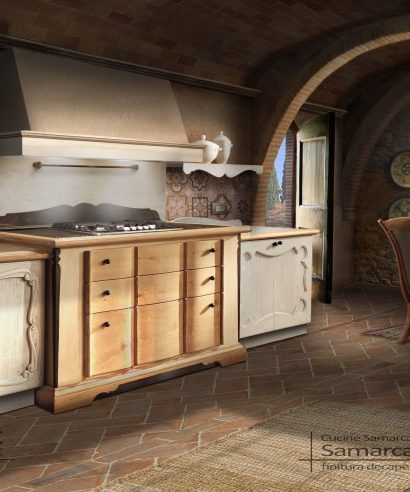 Cucina costruita con parte in finta muratura con intonaco calce antica, e parte con struttura in legno con ante .personalizzate