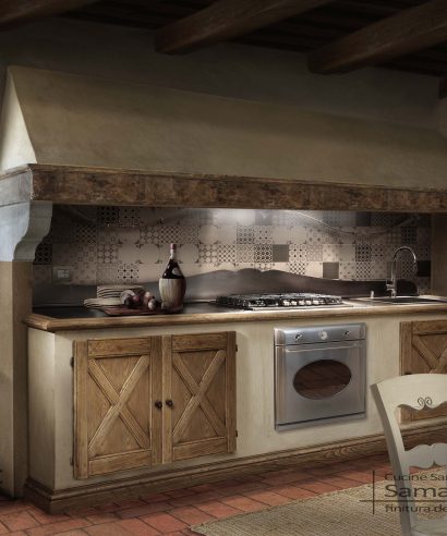 Cucina rustica costruita sotto alla cappa del focolare antico, costruzione in legno fatta su misura con legno di castagno.