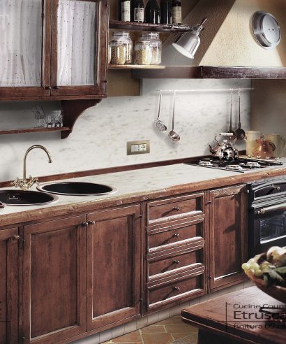 Cucina rustica tradizionale costruita in legno di castagno finitura invecchiata fatta a mano, vintage.