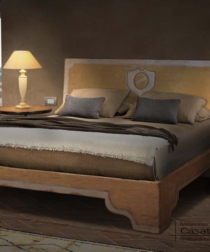 Letto matrimoniale in legno massello completo di giro letto, finitura in calce antica con tre colori, intaglio sulla testata personalizzabile.