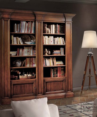 Libreria con colonne a carpo avanzato, due ante e otto ripiani regolabili in altezza, con finitura legno invecchiato.