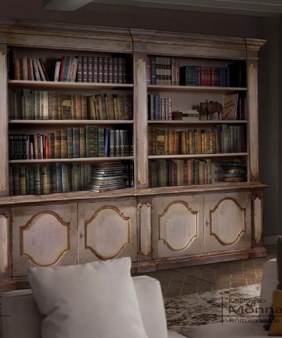 Grande mobile libreria in legno antico decorato, parte inferiore con quattro ante con cornice stondata a cappello di gendarme.